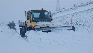 Kardan Dolayı Kapanan Grup Köy Yolu Ulaşıma Açıldı