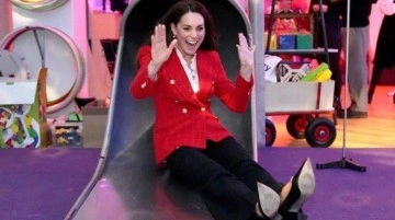 Kate Middleton, ziyarete gittiği anaokulunda kaydıraktan kayarak çocuklar gibi eğlendi