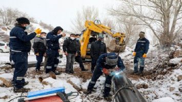 Kayseri Zincidere Göleti&#039;nde kar altında çalışmalar