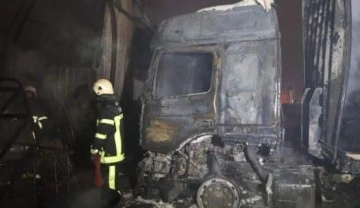 Kayseri'de yangın paniği: 10 dükkan ve 3 tır küle döndü