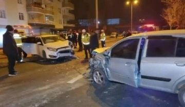 Kırıkkale'de iki otomobil çarpıştı : 7 yaralı