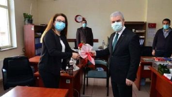 Kırşehir Valisi Akın&#039;dan kadın personellerine karanfil