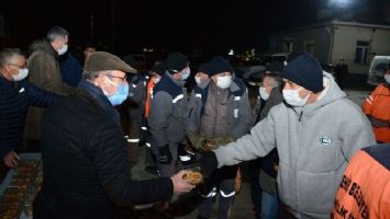 Kırşehir&#039;de Başkan Ekicioğlu, gece mesaisi yapan personelinin kandilini kutladı