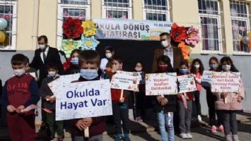 Kırşehir&#039;de öğretmenlerden öğrencilere şiirli karşılama