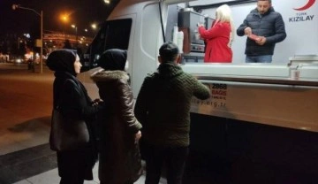 Kızılay, Düzce'deki depremin ardından vatandaşlara kumanya dağıttı