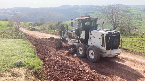 Kocaeli İzmit'te yıllardır bakımsız köy yolu iyileştiriliyor