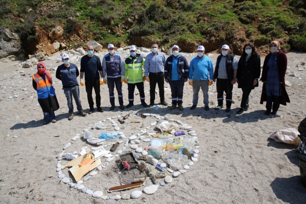 Kocaeli Sardala Koyu'ndaki deniz çöpleri ayrıştırıldı