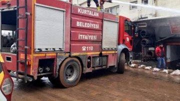 Kurtalan Belediyesi İtfaiye Ekipleri Sel Bölgesinde Halka Hizmet Veriyor