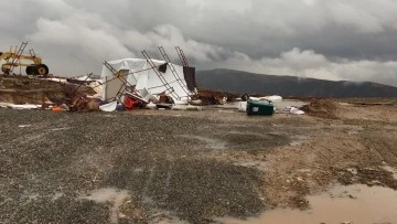 Kurtalan’da Şantiyede Fırtına Sonucu Konteyner Devrildi, 2 İşçi Yaralandı