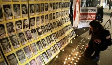 Londra'da Kıbrıs Türkleri 'Kanlı Noel' katliamının yıl dönümünde anma töreni düzenled