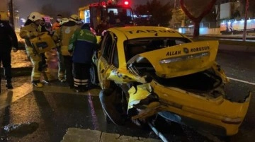 Lüks otomobilin çarptığı taksinin sürücüsü camdan fırlayarak taksisinin altında kaldı