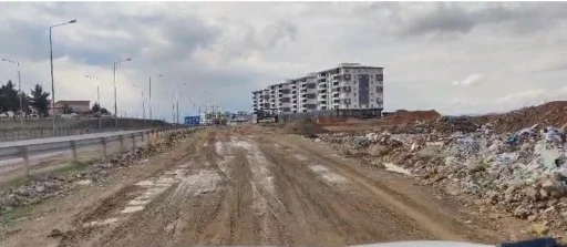 Mahalle Sakinlerinden Yol Çağrısı:   &quot;Toz ve Çamurdan Kurtulmak İstiyoruz!&quot;