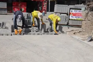 Mahallelerde kilit parke taşı döşeme yenileme çalışmalarını sürdürüyor