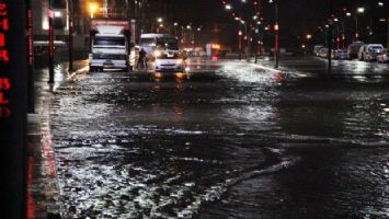 Manisa&#039;da sağanak yağış cadde ve sokakları göle çevirdi