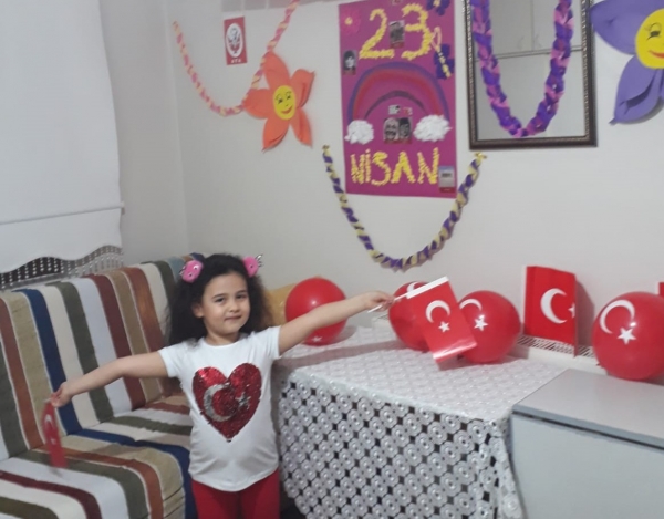 Manisalı minikler 23 Nisan'ı evlerinde kutladı