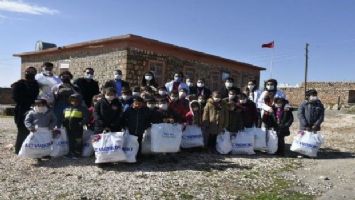 Mardin&#039;de sağlık çalışanları köy okullarını unutmadı