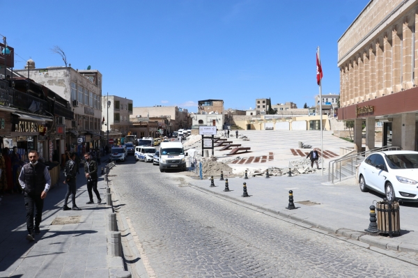 Mardin'de cadde ve sokaklar boş kaldı.