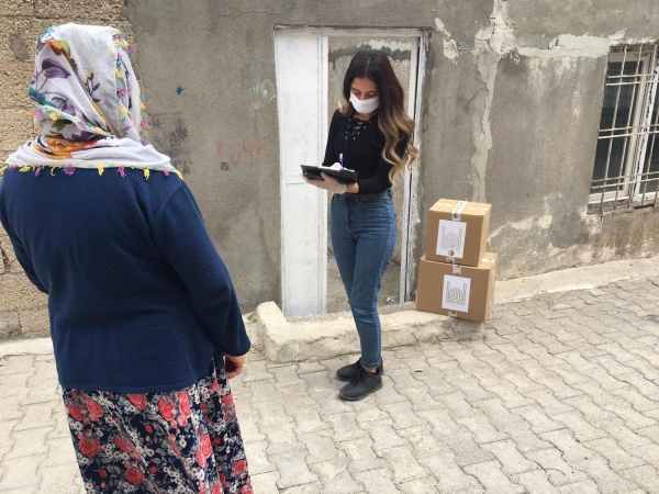 Mardin'de gıda kolileri sahiplerine ulaştırılıyor
