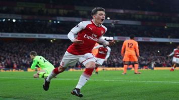 Mesut Özil bu gece İstanbul&#039;a geliyor