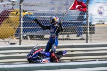 Milli motosikletçi Toprak Razgatlıoğlu, dünya şampiyonu olarak tarihe geçti