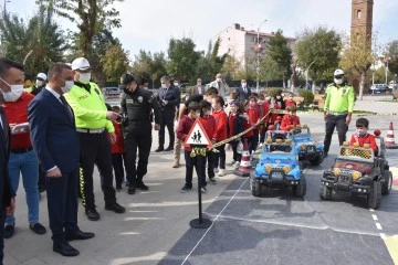 Mobil trafik eğitim tırı Siirt'te öğrencilerle buluştu