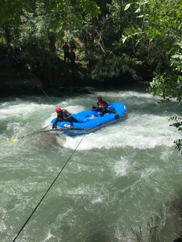 Müküs Çayı'nda kaybolan hemşire rafting botlarıyla aranıyor