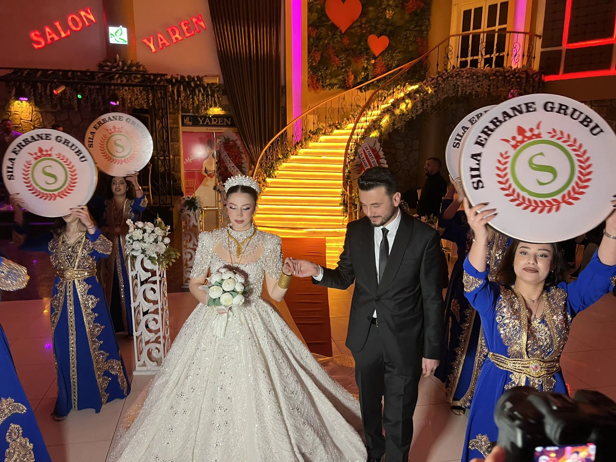 MUTLU BİR D&Uuml;Ğ&Uuml;N