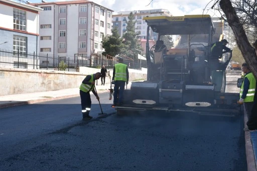 SİİRT'TE HAVA ŞARTLARININ İYİLEŞMESİYLE ASFALT &Ccedil;ALIŞMALARI YENİDEN BAŞLADI&nbsp;