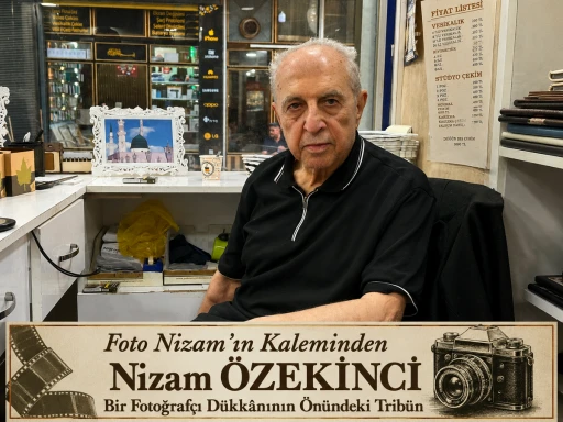 Bir Fotoğraf&ccedil;ı D&uuml;kk&acirc;nının &Ouml;n&uuml;ndeki Trib&uuml;n