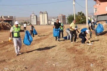 Siirt Belediyesi Eş Başkanları,  “Temiz Bir Siirt İçin El Ele” Kampanyasıyla Önlüklerini Giyip Temizlik Yaptılar