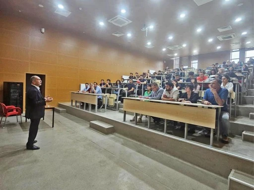 Siirt’ten Dünyaya Uzanan Başarı Hikâyesi Üniversitede Gençlerle Buluştu