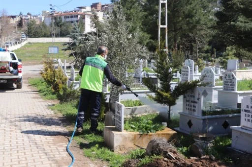 MEZARLIKLARDA BAHAR TEMİZLİĞİ BAŞLADI