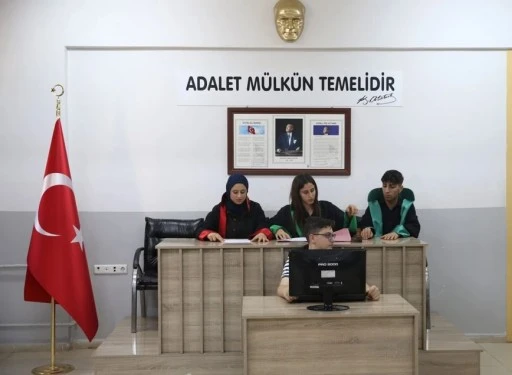 &Ouml;ğrenciler Temsili Duruşma Salonunda Hukuku &Ouml;ğreniyor