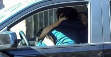 Önce sokakta sonra arabada öpüştüler