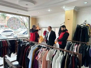 Milletvekili Ören depremzedelere yönelik açılan marketi ziyaret etti