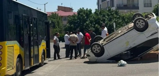 Otob&uuml;sle &Ccedil;arpışan Ara&ccedil; Ters D&ouml;nd&uuml;