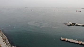 Hamsi avı yasağının ardından Marmara Denizi&#039;nde dev petrol sızıntısı görüntülendi