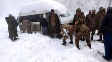 Pakistan'da kar fırtınası yolu kapattı: En az 21 kişi araçlarında öldü