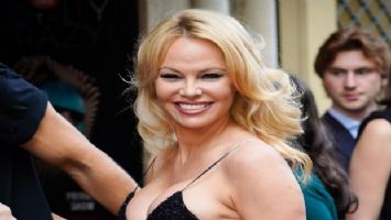 Pamela Anderson sosyal medyaya veda etti