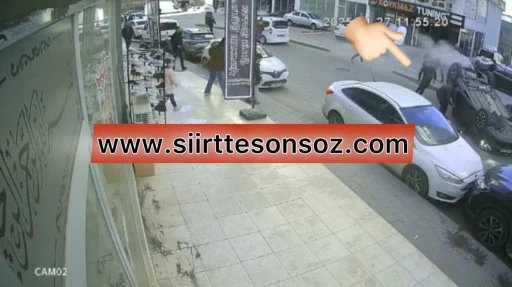 Park Halindeki Araca Çarptı, Takla Atarak Ters Döndü