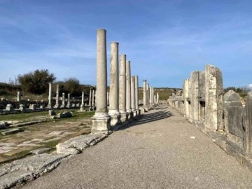 Perge Antik Kenti'nin ziyaretçi sayısı 2021 yılında yüzde yüz arttı