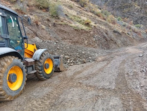 Pervari&rsquo;de Heyelan Yol Trafiğini Aksattı