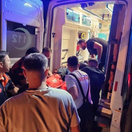 Pikap Ref&uuml;je Saplandı: 2 Yaralı