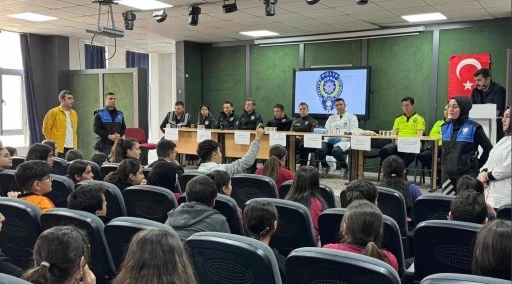 Siirt'te Polisler &Ouml;ğrencilerle Buluştu