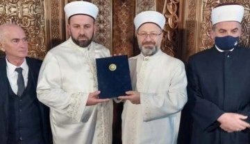Prof. Dr. Erbaş, Karabağ İslam Birliği Başkanı Rıfat Feyzic'e Menşur verdi