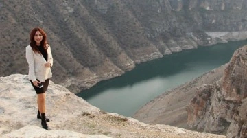 Rasıl Hacar'a ünlü akını! Güzel sunucu, manzarayı görmek için kilometrelerce uzaktan geldi