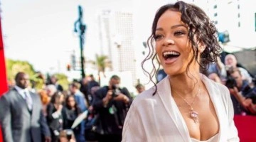 Rihanna'nın hamilelik bilmecesi bitti! Sokakta ceketinin düğmelerini açan şarkıcının göbeği gör