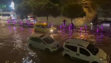 Sağanak yağış sonrası selin vurduğu caddeye ağ attı