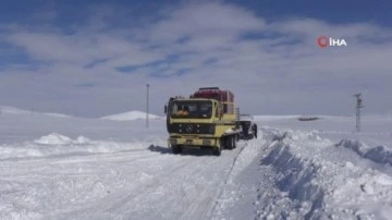 Sağlık ekipleri yolu ulaşıma kapanan köydeki hasta çocuk için seferber oldu