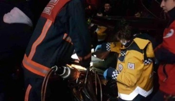 Sakarya'da hafif ticari araç ile otomobil çarpıştı; 7 yaralı